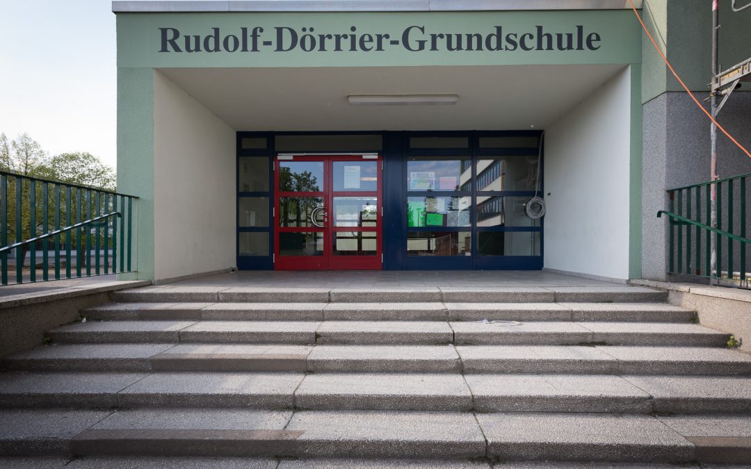 Eingangsportal der Schule mit Schriftzug "Rudolf-Dörrier-Grundschule"